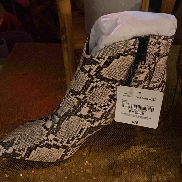NWT Snake Skin Worthington Memory foam ankle boots - Picture 4 of 9